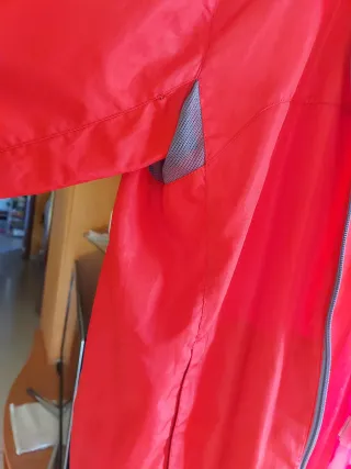 Chaqueta cortavientos muy ligera color rojo