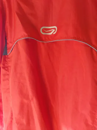 Chaqueta cortavientos muy ligera color rojo