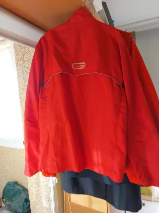 Chaqueta cortavientos muy ligera color rojo