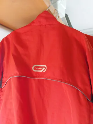 Chaqueta cortavientos muy ligera color rojo