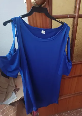 Camiseta azul con hombros descubiertos Talla S