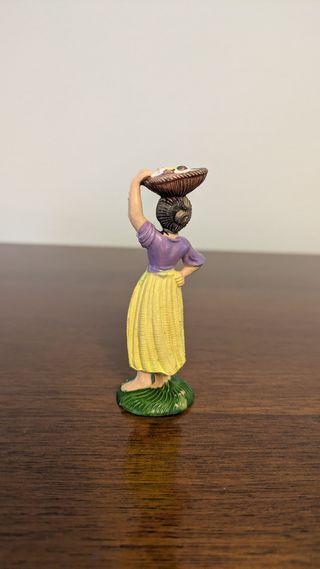 Statuina presepe donna con cesto