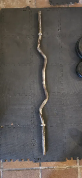 Banco de pesas con discos y barras