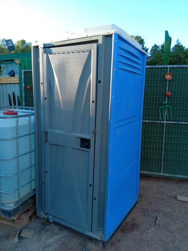 Baño portátil azul y gris