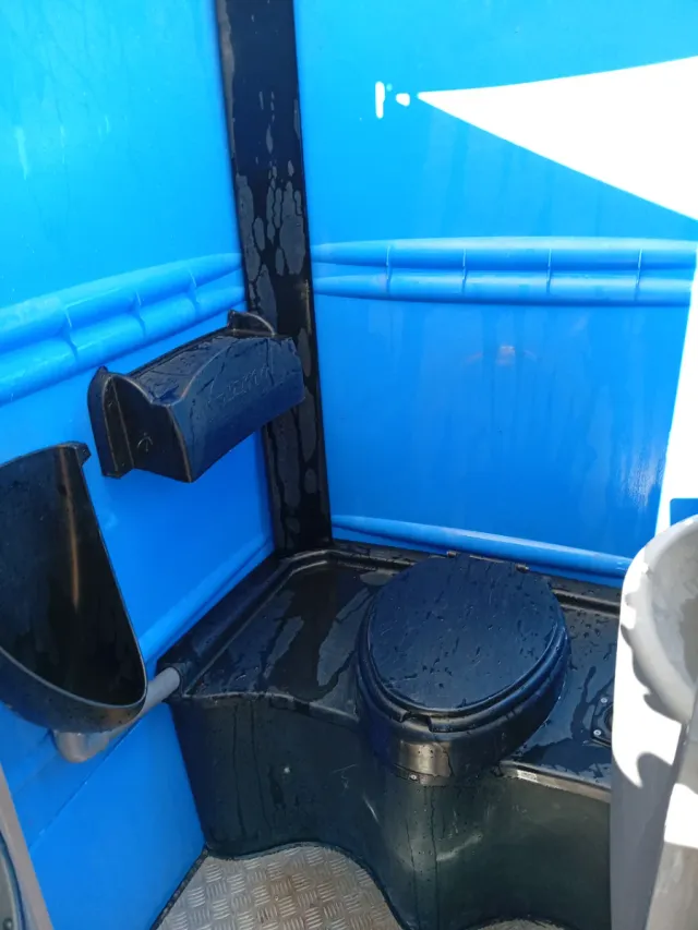 Baño portátil azul y gris