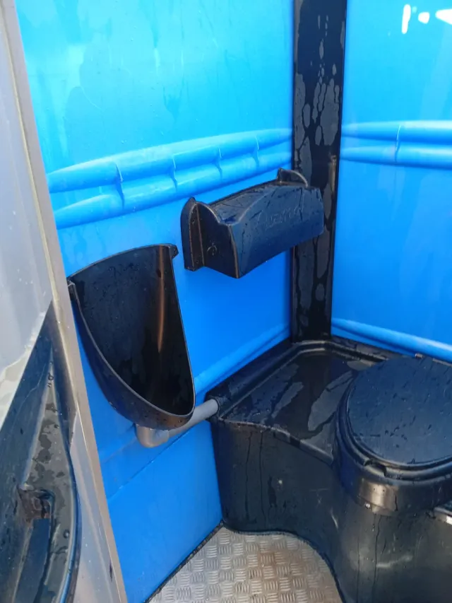 Baño portátil azul y gris