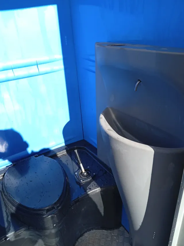 Baño portátil azul y gris