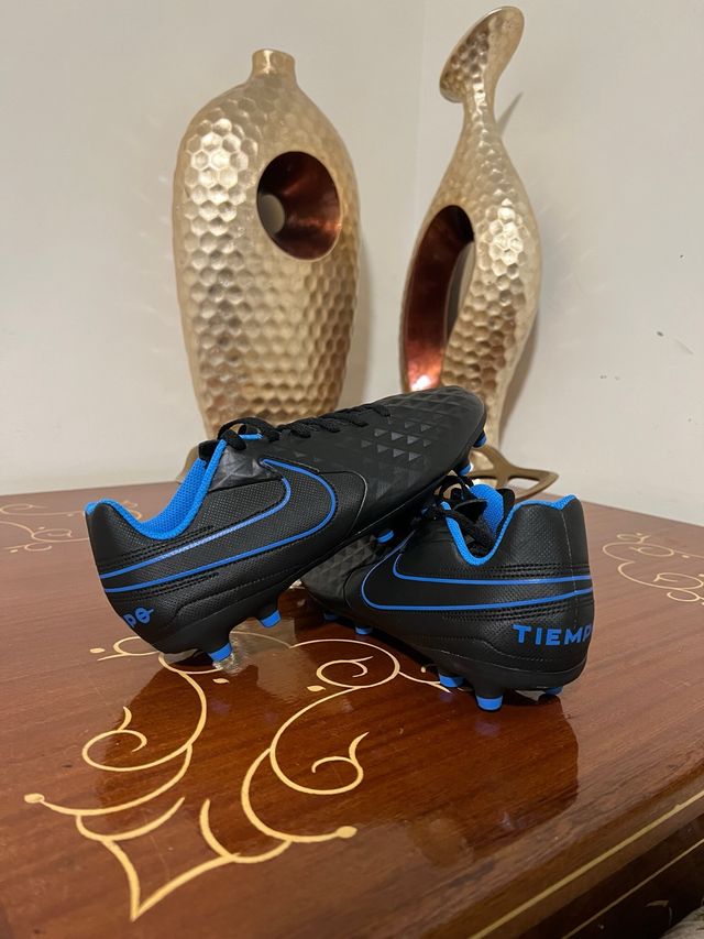 Botas de Fútbol Nike Tiempo Negras y Azules