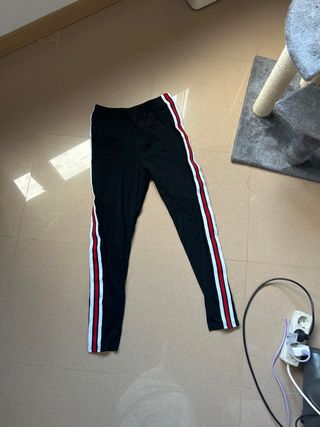 Leggings negros con rayas rojas y blancas