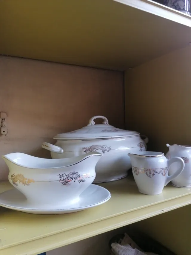 Juego de cerámica con detalles dorados