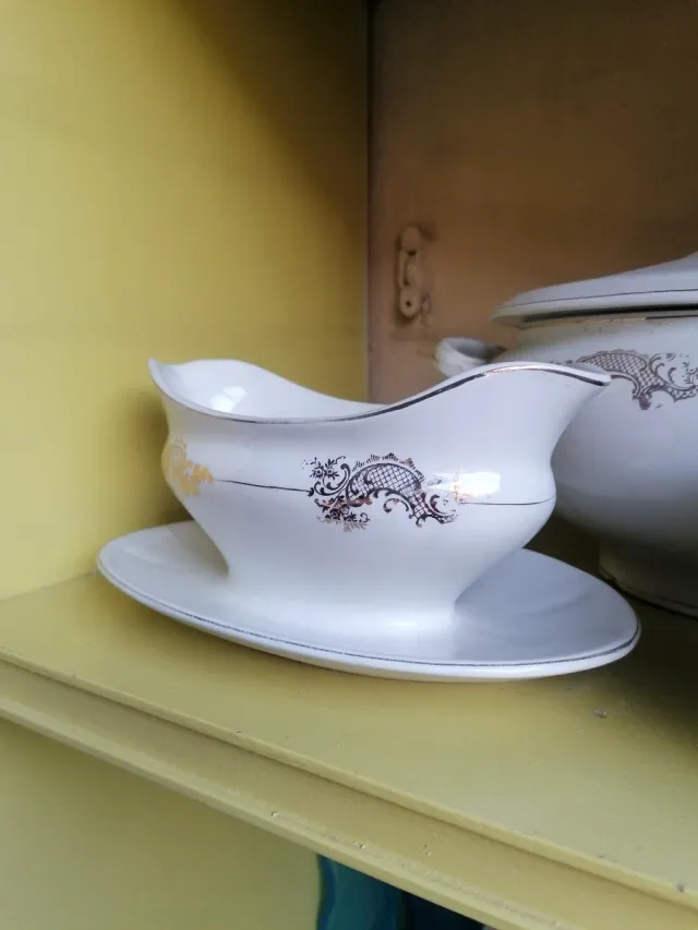 Juego de cerámica con detalles dorados