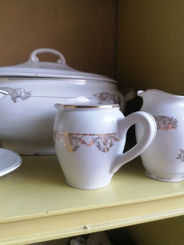 Juego de cerámica con detalles dorados