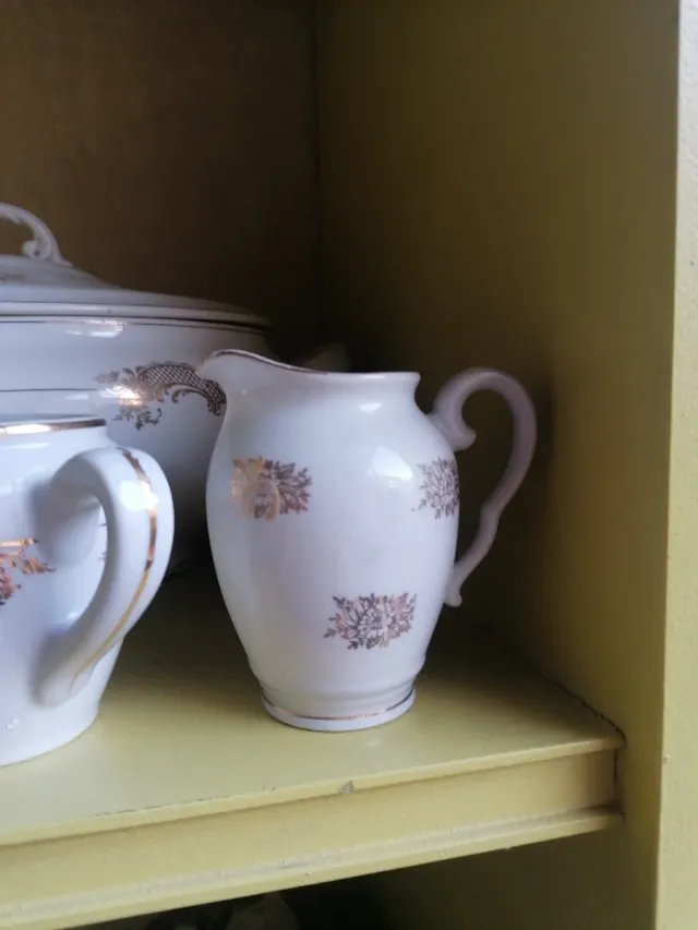 Juego de cerámica con detalles dorados