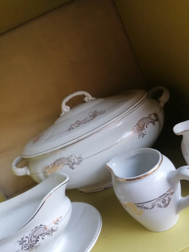 Juego de cerámica con detalles dorados