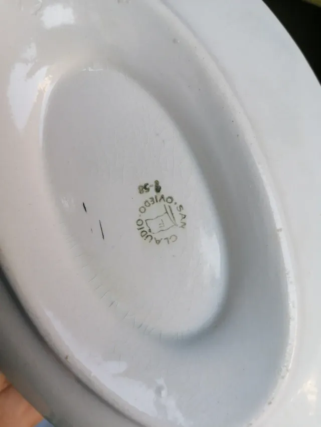 Juego de cerámica con detalles dorados