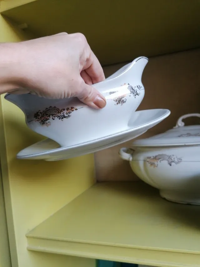 Juego de cerámica con detalles dorados