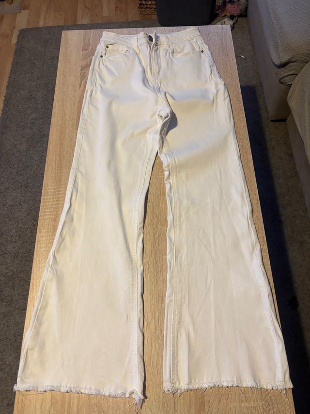 Pantalón flare blanco Stradivarius