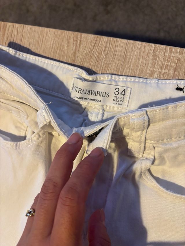 Pantalón flare blanco Stradivarius