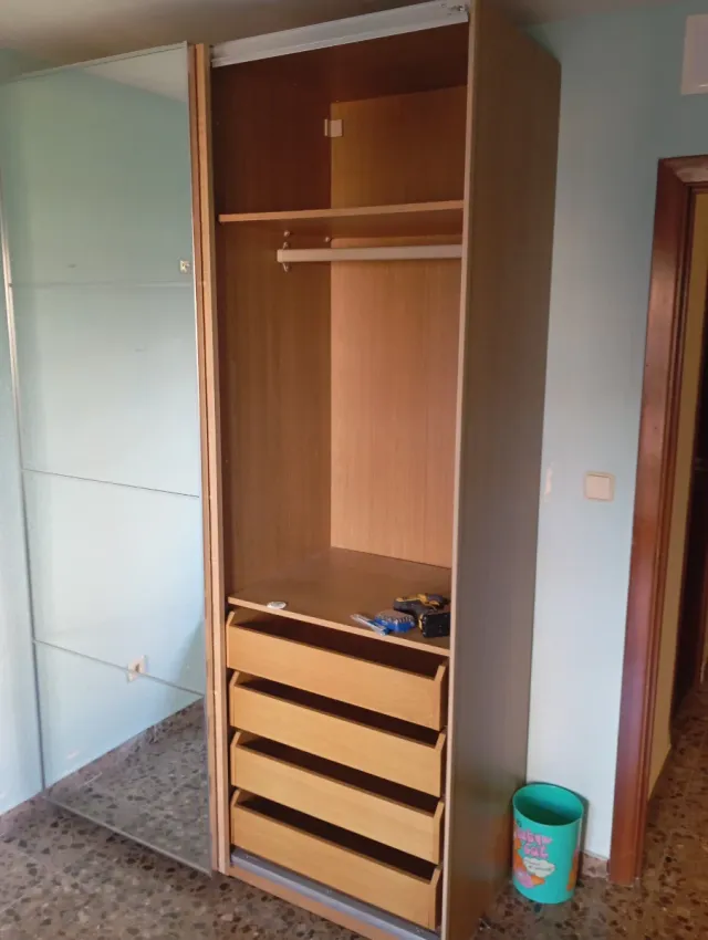 Armario madera y cristal