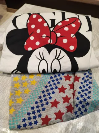 Varias faldas y camisetas