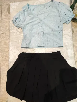 Varias faldas y camisetas