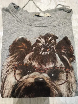 Varias faldas y camisetas