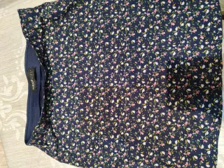 Varias faldas y camisetas