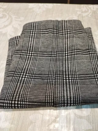 Varias faldas y camisetas