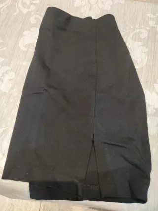 Varias faldas y camisetas