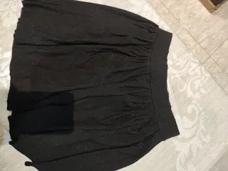 Varias faldas y camisetas