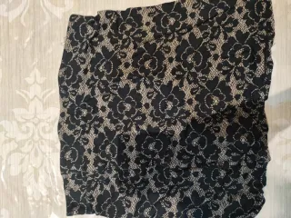 Varias faldas y camisetas