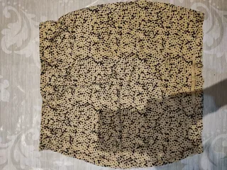 Varias faldas y camisetas