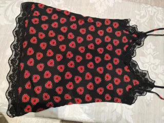 Varias faldas y camisetas