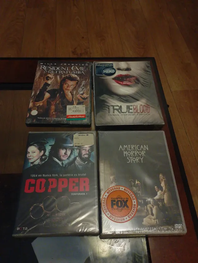 Lote 4 DVDs precintados: Resident Evil, True Blood
