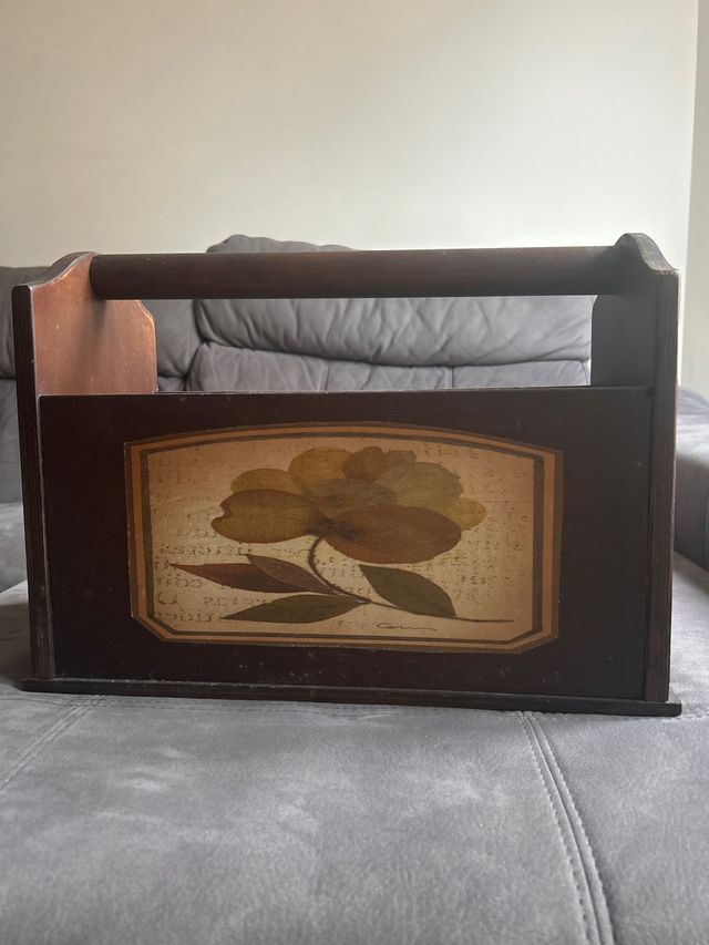 Revistero artesano de madera con flor