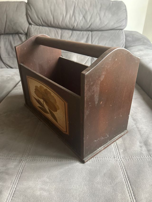 Revistero artesano de madera con flor