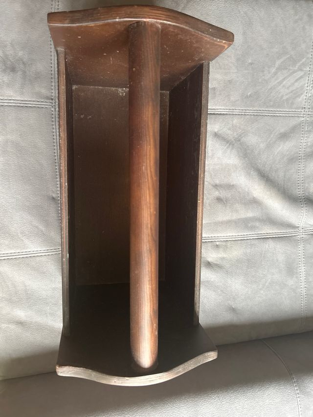 Revistero artesano de madera con flor