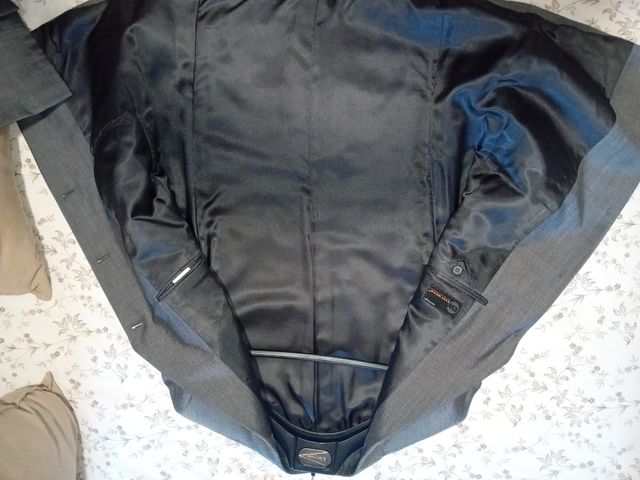 Traje gris moda joven hombre