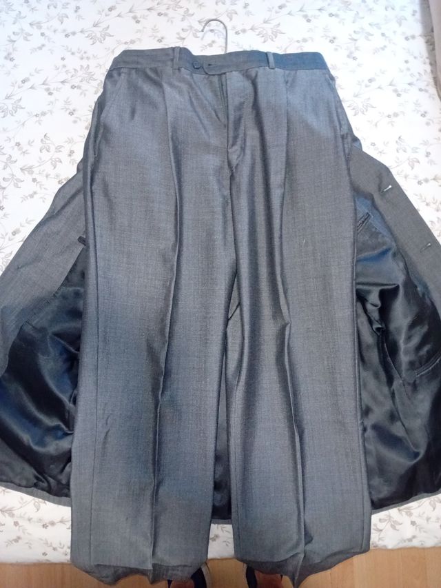 Traje gris moda joven hombre