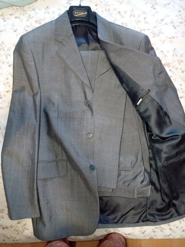 Traje gris moda joven hombre