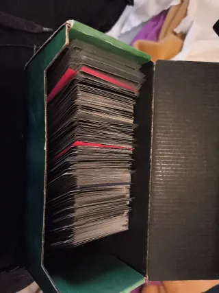 caja con 385 cartas de magic edicion M19 y M20