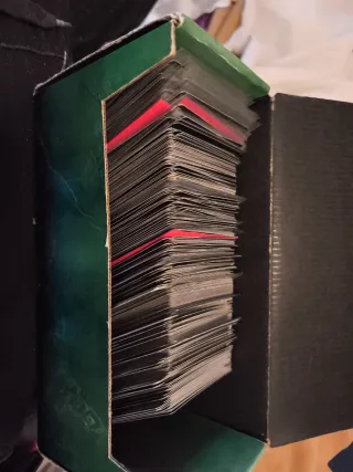 caja con 385 cartas de magic edicion M19 y M20