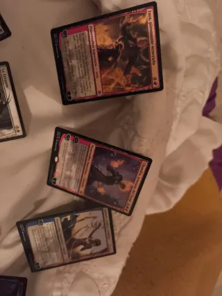 caja con 385 cartas de magic edicion M19 y M20