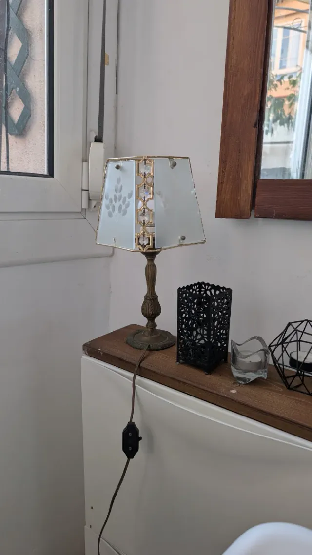 Lámpara antigua de mesa dorada