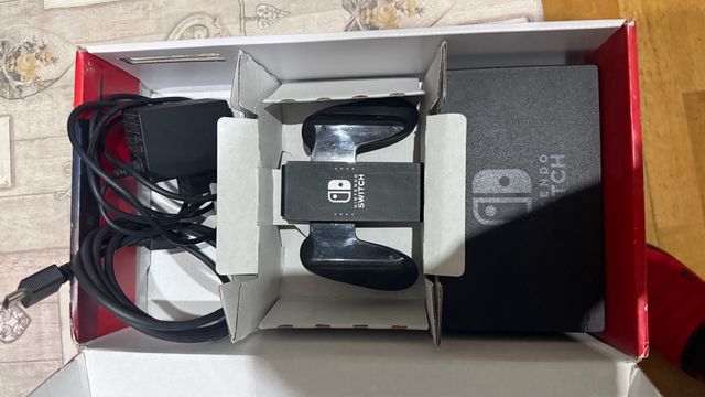 Nintendo Switch con Joy-Con Azul y Rojo