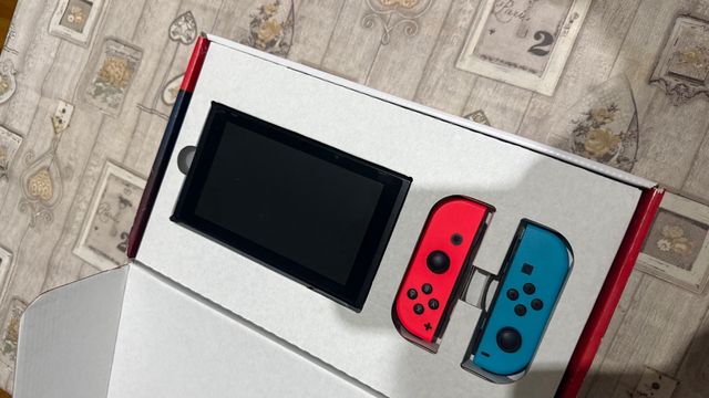 Nintendo Switch con Joy-Con Azul y Rojo