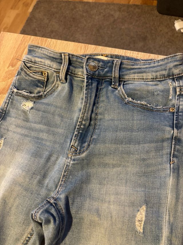 Pantalón skinny Stradivarius con rotos