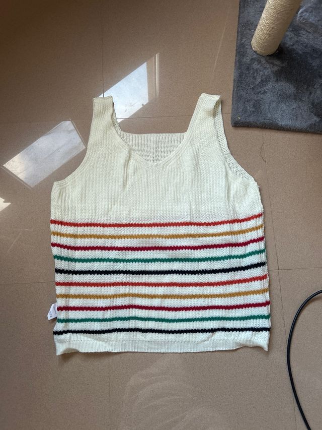 Top de punto con rayas multicolor