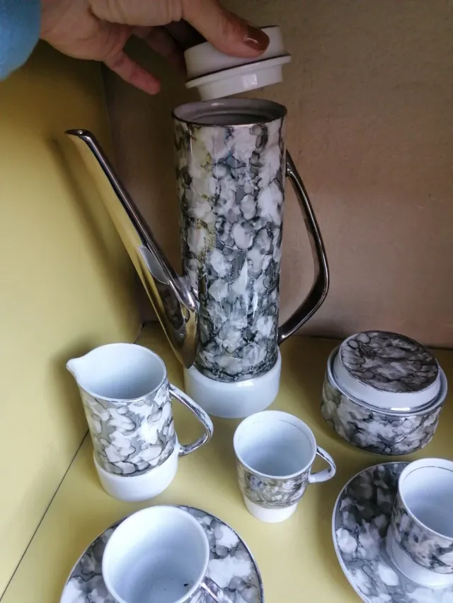 Juego de café mármol porcelana y metal