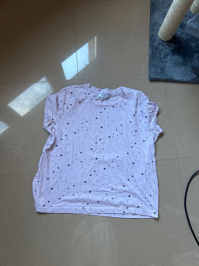 Camiseta Bershka estrellas rosa
